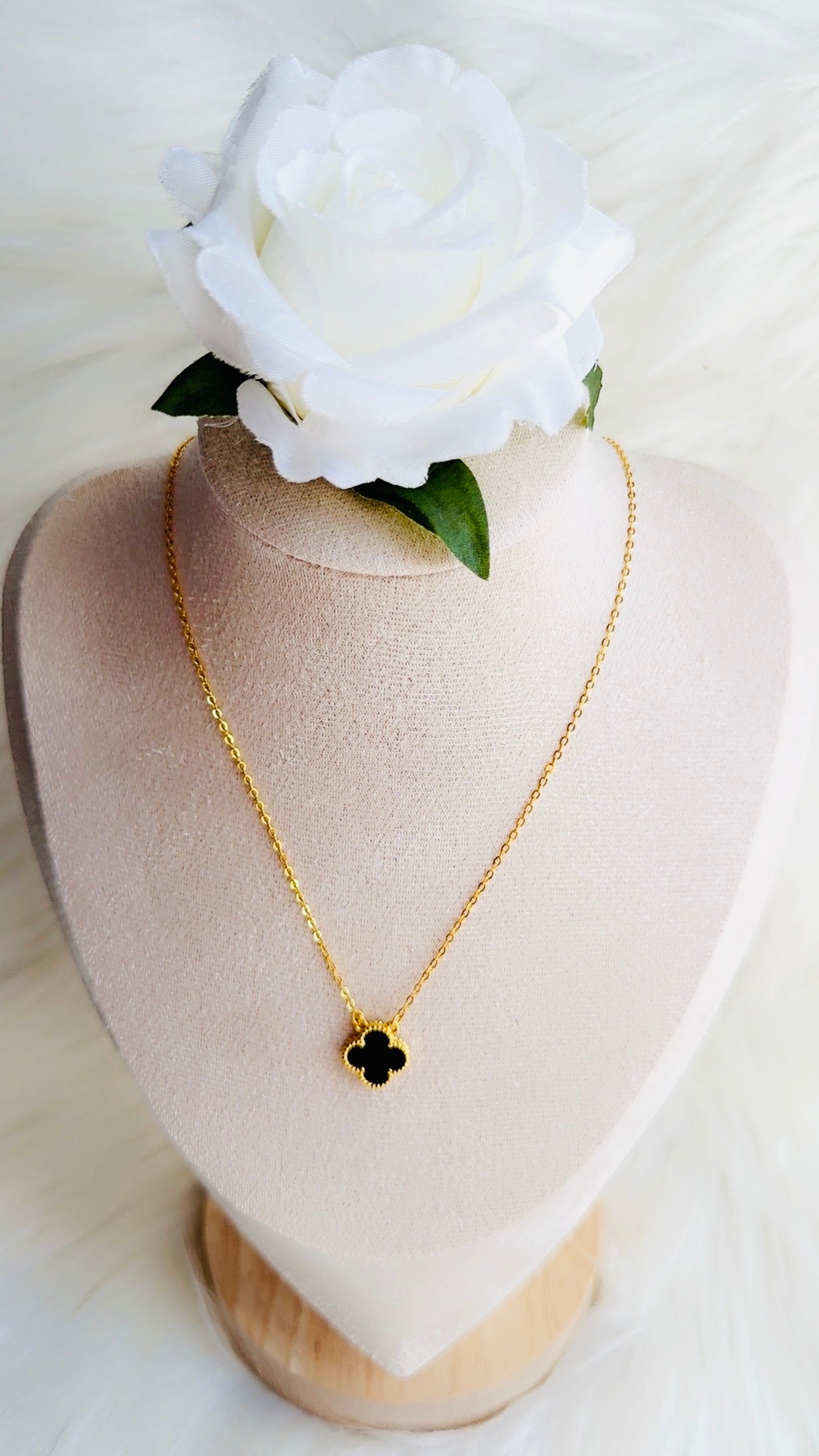 Clover Necklace Black